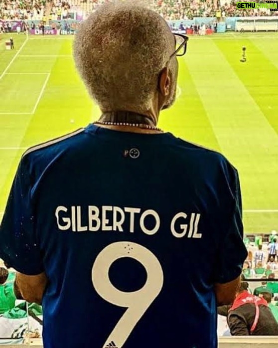 Ronaldo Instagram - Todo o meu apoio ao mestre @gilbertogil. Que tristeza ver um gênio da música popular brasileira, que sempre foi voz do amor, da vida, paz, esperança e resistência, com uma trajetória de impacto imensurável para a nossa cultura, um ícone com mais de 60 anos de carreira, um nordestino que coloca há décadas o Brasil no radar do mundo, ser hostilizado da forma que foi aqui no Catar. Nada, absolutamente nada, justifica tamanho desrespeito e covardia. Aos agressores, a punição devida. A você, Gil, aquele abraço!