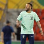 Ronaldo Instagram - Não poderia começar essa carta aberta de outra forma: você é foda, @neymarjr! Gigante! Estou certo de que a maioria dos brasileiros, como eu, te admira e te ama. Seu talento, aliás, te levou tão longe, tão alto, que tem amor e admiração por você em cada canto do mundo. E é também por isso, por ter chegado aonde chegou, pelo sucesso que alcançou, que tem que lidar com tanta inveja e maldade. Num nível de comemorarem a lesão de uma estrela como você, com uma história como a sua. A que ponto chegamos? Que mundo é esse? Que mensagem estamos passando para os nossos jovens? Vai sempre existir gente torcendo contra, mas é triste ver a sociedade num caminho de banalização da intolerância, de normalização dos discursos de ódio. É na contramão dessa violência verbal com poder destrutivo que te escrevo hoje: volte mais forte! Mais esperto! Com mais fome de gol! O bem que você faz dentro e fora de campo é muito maior que a inveja na sua direção. Não se esqueça nem um segundo do caminho percorrido que fez de você um ídolo do futebol mundial. O Brasil te ama! A torcida de verdade - a que torce a favor - precisa dos seus gols, dribles, ousadia e alegria! Nao exalte os covardes e invejosos. Celebre o amor que vem da maior parte do seu país. Você vai dar a volta por cima, @neymarjr! E que todo o ódio vire combustível. A todos que leram até aqui, peço que mandem energia positiva pra seleção, pro Neymar, pro @daniluiz2 e todos os jogadores. - Ph: Lucas Figueiredo/ @cbf_futebol