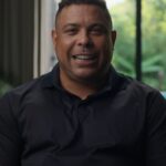 Ronaldo Instagram – O ano era 2002: o Brasil disputava o penta e geral fazia o corte icônico do @ronaldo pra dar sorte! 🤞 Bora maratonar o doc #Ronaldo, O Fenômeno e relembrar esse momento! 🤩 #RonaldoNoGloboplay

#PraTodosVerem: vídeo com depoimentos sobre o corte de cabelo do Ronaldo na Copa de 2002.