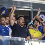 Ronaldo Instagram – A vida não tem roteiro, mas que enredo de cinema! 🤩

Em dezembro do ano passado, quando anunciei a intenção de comprar a SAF do @cruzeiro, a certeza que eu tinha era de muito trabalho duro pela frente.

Quatro meses depois de iniciarmos o projeto de reconstrução do clube, assinamos contrato e oficializamos a compra.

Mais cinco meses até aqui e o melhor presente de aniversário que eu poderia ganhar: estamos de volta à Série A!

De fato, a vida não tem roteiro, mas o resultado que alcançamos ontem não é fruto do acaso. Trabalhamos arduamente nos últimos meses implementando um modelo de gestão com estratégias para trazer resultados positivos e muitos deles acontecem no extracampo.

Futebol não é só um jogo. O acesso mais rápido da história da Série B não foi definido numa só partida. E vamos por mais, muito mais! Vamos juntos!

Obrigado pela confiança, Nação Azul! 🦊💙