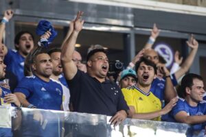 Ronaldo Instagram - A vida não tem roteiro, mas que enredo de cinema! 🤩

Em dezembro do ano passado, quando anunciei a intenção de comprar a SAF do @cruzeiro, a certeza que eu tinha era de muito trabalho duro pela frente.

Quatro meses depois de iniciarmos o projeto de reconstrução do clube, assinamos contrato e oficializamos a compra.

Mais cinco meses até aqui e o melhor presente de aniversário que eu poderia ganhar: estamos de volta à Série A!

De fato, a vida não tem roteiro, mas o resultado que alcançamos ontem não é fruto do acaso. Trabalhamos arduamente nos últimos meses implementando um modelo de gestão com estratégias para trazer resultados positivos e muitos deles acontecem no extracampo.

Futebol não é só um jogo. O acesso mais rápido da história da Série B não foi definido numa só partida. E vamos por mais, muito mais! Vamos juntos!

Obrigado pela confiança, Nação Azul! 🦊💙