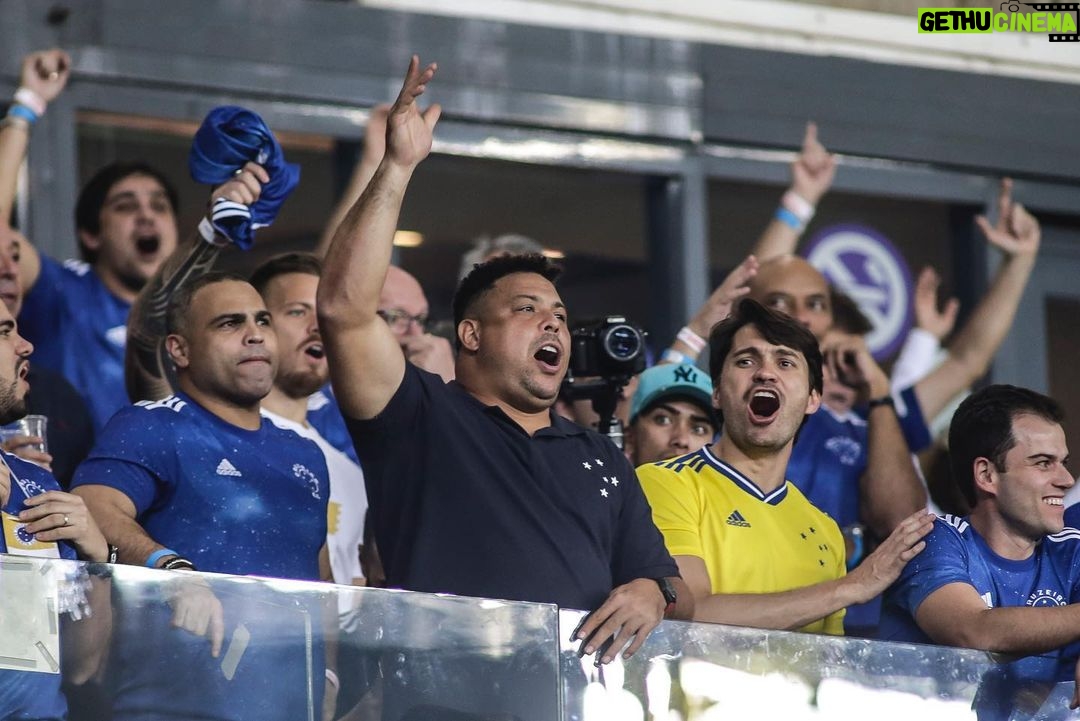 Ronaldo - 352K Likes - A vida não tem roteiro, mas que enredo de cinema! 🤩
Em dezembro do ano passado, quando anunciei a intenção de comprar a SAF do @cruzeiro, a certeza que eu tinha era de muito trabalho duro pela frente.
Quatro meses depois de iniciarmos o projeto de reconstrução do clube, assinamos contrato e oficializamos a compra.
Mais cinco meses até aqui e o melhor presente de aniversário que eu poderia ganhar: estamos de volta à Série A!
De fato, a vida não tem roteiro, mas o resultado que alcançamos ontem não é fruto do acaso. Trabalhamos arduamente nos últimos meses implementando um modelo de gestão com estratégias para trazer resultados positivos e muitos deles acontecem no extracampo.
Futebol não é só um jogo. O acesso mais rápido da história da Série B não foi definido numa só partida. E vamos por mais, muito mais! Vamos juntos!
Obrigado pela confiança, Nação Azul! 🦊💙