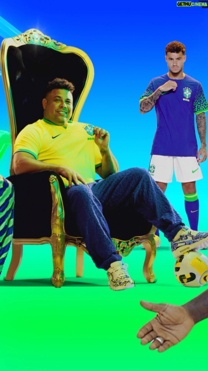 Ronaldo Instagram - Garra. É a vontade de seguir em frente. É sangue no olho. É pressão. Dentro e fora do campo. É driblar, pedalar, rabiscar, lutar. No país que não desiste nunca, garra é a segunda língua. É acreditar até o último segundo. É coletivo. Representa mais de 210 milhões de brasileiros. É a nossa Garra. Veste a garra. Nossa garra segue em frente. #vesteAGarra