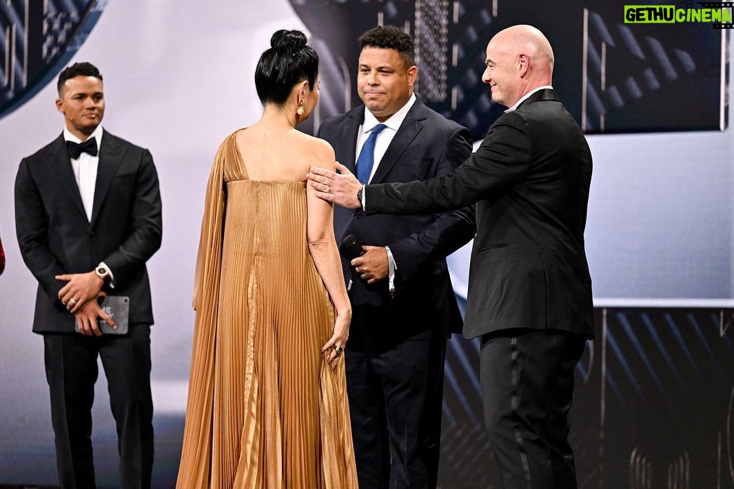 Ronaldo Instagram - Há quase 30 anos, essas cerimônias fazem parte da minha vida. A emoção que senti ontem, no entanto, foi única. Estar presente é sempre especial, mas, desde 2002, não sentia nada parecido. A honra de subir ao palco do #thebest para homenagear Pelé é tão grande quanto a de ser eleito o melhor do mundo. Um jogador muito à frente do seu tempo. Nos anos 50, já era moderno. Chutava com as duas pernas, saltava mais alto que os outros, fazia o controle orientado, gol de bicicleta, de cabeça, já pedalava e era extremamente inteligente. Um amigo querido. Presente em um dos momentos mais difíceis da minha vida - quando lesionei o joelho no ano 2000 - e também em um dos mais felizes - na conquista do Penta em 2002. Eu nunca vou esquecer daquele abraço. E o mundo nunca vai esquecer do seu talento. Não vai esquecer também que o rei do futebol é um homem preto. Um legado de representatividade à altura de sua genialidade. Temos muito a caminhar na luta antirracista com o que Pelé nos deixou. Dentro e fora de campo. Obrigado, Rei. 👑🖤 Obrigado por dividir comigo esse momento, Márcia Aoki. Obrigado pelo convite, @gianni_infantino. Parabéns pela noite inesquecível, @fifaworldcup.