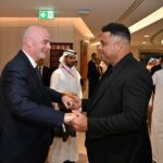 Ronaldo Instagram - A cada quatro anos, somos tocados pelo evento mais incrível do planeta. Há quase um século, a Copa do Mundo tem a extraordinária capacidade de forjar reis, deuses, magos e histórias que serão contadas e recontadas por várias gerações. Vai muito além do entretenimento: o futebol é um potente instrumento de paz e a Copa, com a “cultura do encontro”, proporciona reflexões valiosas sobre as relações e diferenças entre os povos. Acredito genuinamente que o Mundial pode plantar sementes de grandes transformações. Pessoalmente, é como me sinto: com novos saberes, ideias, percepções, ponderações e perspectivas germinando. Já vivi todas as emoções no campo e posso dizer que, fora dele, a bagagem que volta com a gente também é imensa - cabe a nós o cultivo e a colheita. Da edição mais compacta de todos os tempos, levo as lembranças de tantos momentos épicos nos estádios monumentais e tecnológicos - tecnologia, aliás, foi ponto alto da Copa no Catar. Levo as palavras de Morgan Freeman na cerimônia de abertura espetaculosa e surpreendente - “Todos são bem-vindos. Esse é um convite para todo o mundo.” E as surpresas positivas não param por aí. O primeiro país do Oriente Médio a sediar um Mundial nos deu uma verdadeira aula de mobilidade urbana, com um sistema de transporte inovador, sustentável e gratuito. Por falar em sustentabilidade, mais uma aula que a gente leva para o mundo dos negócios: o Estádio 974, composto por 974 containers, que foi palco da goleada do Brasil sobre a Coreia do Sul - ao fim da partida, teve início o processo de desmontagem das estruturas modulares que reduzem o custo da construção e da manutenção bem como possibilitam que o material seja reutilizado. Que as portas que se abriram para receber o torneio (com mais de um milhão de turistas) não se fechem agora. Deixo aqui o meu agradecimento aos anfitriões árabes por essa edição histórica.