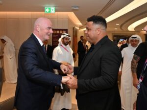 Ronaldo Instagram - A cada quatro anos, somos tocados pelo evento mais incrível do planeta. Há quase um século, a Copa do Mundo tem a extraordinária capacidade de forjar reis, deuses, magos e histórias que serão contadas e recontadas por várias gerações. 

Vai muito além do entretenimento: o futebol é um potente instrumento de paz e a Copa, com a “cultura do encontro”, proporciona reflexões valiosas sobre as relações e diferenças entre os povos. Acredito genuinamente que o Mundial pode plantar sementes de grandes transformações.

Pessoalmente, é como me sinto: com novos saberes, ideias, percepções, ponderações e perspectivas germinando. Já vivi todas as emoções no campo e posso dizer que, fora dele, a bagagem que volta com a gente também é imensa - cabe a nós o cultivo e a colheita.

Da edição mais compacta de todos os tempos, levo as lembranças de tantos momentos épicos nos estádios monumentais e tecnológicos - tecnologia, aliás, foi ponto alto da Copa no Catar. Levo as palavras de Morgan Freeman na cerimônia de abertura espetaculosa e surpreendente - “Todos são bem-vindos. Esse é um convite para todo o mundo.”

E as surpresas positivas não param por aí. O primeiro país do Oriente Médio a sediar um Mundial nos deu uma verdadeira aula de mobilidade urbana, com um sistema de transporte inovador, sustentável e gratuito. Por falar em sustentabilidade, mais uma aula que a gente leva para o mundo dos negócios: o Estádio 974, composto por 974 containers, que foi palco da goleada do Brasil sobre a Coreia do Sul - ao fim da partida, teve início o processo de desmontagem das estruturas modulares que reduzem o custo da construção e da manutenção bem como possibilitam que o material seja reutilizado.

Que as portas que se abriram para receber o torneio (com mais de um milhão de turistas) não se fechem agora. Deixo aqui o meu agradecimento aos anfitriões árabes por essa edição histórica.