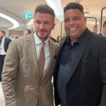 Ronaldo Instagram - A cada quatro anos, somos tocados pelo evento mais incrível do planeta. Há quase um século, a Copa do Mundo tem a extraordinária capacidade de forjar reis, deuses, magos e histórias que serão contadas e recontadas por várias gerações. Vai muito além do entretenimento: o futebol é um potente instrumento de paz e a Copa, com a “cultura do encontro”, proporciona reflexões valiosas sobre as relações e diferenças entre os povos. Acredito genuinamente que o Mundial pode plantar sementes de grandes transformações. Pessoalmente, é como me sinto: com novos saberes, ideias, percepções, ponderações e perspectivas germinando. Já vivi todas as emoções no campo e posso dizer que, fora dele, a bagagem que volta com a gente também é imensa - cabe a nós o cultivo e a colheita. Da edição mais compacta de todos os tempos, levo as lembranças de tantos momentos épicos nos estádios monumentais e tecnológicos - tecnologia, aliás, foi ponto alto da Copa no Catar. Levo as palavras de Morgan Freeman na cerimônia de abertura espetaculosa e surpreendente - “Todos são bem-vindos. Esse é um convite para todo o mundo.” E as surpresas positivas não param por aí. O primeiro país do Oriente Médio a sediar um Mundial nos deu uma verdadeira aula de mobilidade urbana, com um sistema de transporte inovador, sustentável e gratuito. Por falar em sustentabilidade, mais uma aula que a gente leva para o mundo dos negócios: o Estádio 974, composto por 974 containers, que foi palco da goleada do Brasil sobre a Coreia do Sul - ao fim da partida, teve início o processo de desmontagem das estruturas modulares que reduzem o custo da construção e da manutenção bem como possibilitam que o material seja reutilizado. Que as portas que se abriram para receber o torneio (com mais de um milhão de turistas) não se fechem agora. Deixo aqui o meu agradecimento aos anfitriões árabes por essa edição histórica.