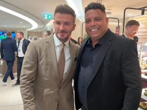 Ronaldo Instagram - A cada quatro anos, somos tocados pelo evento mais incrível do planeta. Há quase um século, a Copa do Mundo tem a extraordinária capacidade de forjar reis, deuses, magos e histórias que serão contadas e recontadas por várias gerações. 

Vai muito além do entretenimento: o futebol é um potente instrumento de paz e a Copa, com a “cultura do encontro”, proporciona reflexões valiosas sobre as relações e diferenças entre os povos. Acredito genuinamente que o Mundial pode plantar sementes de grandes transformações.

Pessoalmente, é como me sinto: com novos saberes, ideias, percepções, ponderações e perspectivas germinando. Já vivi todas as emoções no campo e posso dizer que, fora dele, a bagagem que volta com a gente também é imensa - cabe a nós o cultivo e a colheita.

Da edição mais compacta de todos os tempos, levo as lembranças de tantos momentos épicos nos estádios monumentais e tecnológicos - tecnologia, aliás, foi ponto alto da Copa no Catar. Levo as palavras de Morgan Freeman na cerimônia de abertura espetaculosa e surpreendente - “Todos são bem-vindos. Esse é um convite para todo o mundo.”

E as surpresas positivas não param por aí. O primeiro país do Oriente Médio a sediar um Mundial nos deu uma verdadeira aula de mobilidade urbana, com um sistema de transporte inovador, sustentável e gratuito. Por falar em sustentabilidade, mais uma aula que a gente leva para o mundo dos negócios: o Estádio 974, composto por 974 containers, que foi palco da goleada do Brasil sobre a Coreia do Sul - ao fim da partida, teve início o processo de desmontagem das estruturas modulares que reduzem o custo da construção e da manutenção bem como possibilitam que o material seja reutilizado.

Que as portas que se abriram para receber o torneio (com mais de um milhão de turistas) não se fechem agora. Deixo aqui o meu agradecimento aos anfitriões árabes por essa edição histórica.