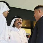 Ronaldo Instagram - A cada quatro anos, somos tocados pelo evento mais incrível do planeta. Há quase um século, a Copa do Mundo tem a extraordinária capacidade de forjar reis, deuses, magos e histórias que serão contadas e recontadas por várias gerações. Vai muito além do entretenimento: o futebol é um potente instrumento de paz e a Copa, com a “cultura do encontro”, proporciona reflexões valiosas sobre as relações e diferenças entre os povos. Acredito genuinamente que o Mundial pode plantar sementes de grandes transformações. Pessoalmente, é como me sinto: com novos saberes, ideias, percepções, ponderações e perspectivas germinando. Já vivi todas as emoções no campo e posso dizer que, fora dele, a bagagem que volta com a gente também é imensa - cabe a nós o cultivo e a colheita. Da edição mais compacta de todos os tempos, levo as lembranças de tantos momentos épicos nos estádios monumentais e tecnológicos - tecnologia, aliás, foi ponto alto da Copa no Catar. Levo as palavras de Morgan Freeman na cerimônia de abertura espetaculosa e surpreendente - “Todos são bem-vindos. Esse é um convite para todo o mundo.” E as surpresas positivas não param por aí. O primeiro país do Oriente Médio a sediar um Mundial nos deu uma verdadeira aula de mobilidade urbana, com um sistema de transporte inovador, sustentável e gratuito. Por falar em sustentabilidade, mais uma aula que a gente leva para o mundo dos negócios: o Estádio 974, composto por 974 containers, que foi palco da goleada do Brasil sobre a Coreia do Sul - ao fim da partida, teve início o processo de desmontagem das estruturas modulares que reduzem o custo da construção e da manutenção bem como possibilitam que o material seja reutilizado. Que as portas que se abriram para receber o torneio (com mais de um milhão de turistas) não se fechem agora. Deixo aqui o meu agradecimento aos anfitriões árabes por essa edição histórica.