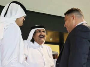 Ronaldo Instagram - A cada quatro anos, somos tocados pelo evento mais incrível do planeta. Há quase um século, a Copa do Mundo tem a extraordinária capacidade de forjar reis, deuses, magos e histórias que serão contadas e recontadas por várias gerações. 

Vai muito além do entretenimento: o futebol é um potente instrumento de paz e a Copa, com a “cultura do encontro”, proporciona reflexões valiosas sobre as relações e diferenças entre os povos. Acredito genuinamente que o Mundial pode plantar sementes de grandes transformações.

Pessoalmente, é como me sinto: com novos saberes, ideias, percepções, ponderações e perspectivas germinando. Já vivi todas as emoções no campo e posso dizer que, fora dele, a bagagem que volta com a gente também é imensa - cabe a nós o cultivo e a colheita.

Da edição mais compacta de todos os tempos, levo as lembranças de tantos momentos épicos nos estádios monumentais e tecnológicos - tecnologia, aliás, foi ponto alto da Copa no Catar. Levo as palavras de Morgan Freeman na cerimônia de abertura espetaculosa e surpreendente - “Todos são bem-vindos. Esse é um convite para todo o mundo.”

E as surpresas positivas não param por aí. O primeiro país do Oriente Médio a sediar um Mundial nos deu uma verdadeira aula de mobilidade urbana, com um sistema de transporte inovador, sustentável e gratuito. Por falar em sustentabilidade, mais uma aula que a gente leva para o mundo dos negócios: o Estádio 974, composto por 974 containers, que foi palco da goleada do Brasil sobre a Coreia do Sul - ao fim da partida, teve início o processo de desmontagem das estruturas modulares que reduzem o custo da construção e da manutenção bem como possibilitam que o material seja reutilizado.

Que as portas que se abriram para receber o torneio (com mais de um milhão de turistas) não se fechem agora. Deixo aqui o meu agradecimento aos anfitriões árabes por essa edição histórica.
