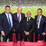 Ronaldo Instagram - A cada quatro anos, somos tocados pelo evento mais incrível do planeta. Há quase um século, a Copa do Mundo tem a extraordinária capacidade de forjar reis, deuses, magos e histórias que serão contadas e recontadas por várias gerações. Vai muito além do entretenimento: o futebol é um potente instrumento de paz e a Copa, com a “cultura do encontro”, proporciona reflexões valiosas sobre as relações e diferenças entre os povos. Acredito genuinamente que o Mundial pode plantar sementes de grandes transformações. Pessoalmente, é como me sinto: com novos saberes, ideias, percepções, ponderações e perspectivas germinando. Já vivi todas as emoções no campo e posso dizer que, fora dele, a bagagem que volta com a gente também é imensa - cabe a nós o cultivo e a colheita. Da edição mais compacta de todos os tempos, levo as lembranças de tantos momentos épicos nos estádios monumentais e tecnológicos - tecnologia, aliás, foi ponto alto da Copa no Catar. Levo as palavras de Morgan Freeman na cerimônia de abertura espetaculosa e surpreendente - “Todos são bem-vindos. Esse é um convite para todo o mundo.” E as surpresas positivas não param por aí. O primeiro país do Oriente Médio a sediar um Mundial nos deu uma verdadeira aula de mobilidade urbana, com um sistema de transporte inovador, sustentável e gratuito. Por falar em sustentabilidade, mais uma aula que a gente leva para o mundo dos negócios: o Estádio 974, composto por 974 containers, que foi palco da goleada do Brasil sobre a Coreia do Sul - ao fim da partida, teve início o processo de desmontagem das estruturas modulares que reduzem o custo da construção e da manutenção bem como possibilitam que o material seja reutilizado. Que as portas que se abriram para receber o torneio (com mais de um milhão de turistas) não se fechem agora. Deixo aqui o meu agradecimento aos anfitriões árabes por essa edição histórica.