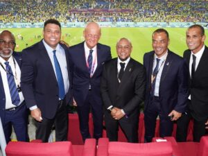 Ronaldo Instagram - A cada quatro anos, somos tocados pelo evento mais incrível do planeta. Há quase um século, a Copa do Mundo tem a extraordinária capacidade de forjar reis, deuses, magos e histórias que serão contadas e recontadas por várias gerações. 

Vai muito além do entretenimento: o futebol é um potente instrumento de paz e a Copa, com a “cultura do encontro”, proporciona reflexões valiosas sobre as relações e diferenças entre os povos. Acredito genuinamente que o Mundial pode plantar sementes de grandes transformações.

Pessoalmente, é como me sinto: com novos saberes, ideias, percepções, ponderações e perspectivas germinando. Já vivi todas as emoções no campo e posso dizer que, fora dele, a bagagem que volta com a gente também é imensa - cabe a nós o cultivo e a colheita.

Da edição mais compacta de todos os tempos, levo as lembranças de tantos momentos épicos nos estádios monumentais e tecnológicos - tecnologia, aliás, foi ponto alto da Copa no Catar. Levo as palavras de Morgan Freeman na cerimônia de abertura espetaculosa e surpreendente - “Todos são bem-vindos. Esse é um convite para todo o mundo.”

E as surpresas positivas não param por aí. O primeiro país do Oriente Médio a sediar um Mundial nos deu uma verdadeira aula de mobilidade urbana, com um sistema de transporte inovador, sustentável e gratuito. Por falar em sustentabilidade, mais uma aula que a gente leva para o mundo dos negócios: o Estádio 974, composto por 974 containers, que foi palco da goleada do Brasil sobre a Coreia do Sul - ao fim da partida, teve início o processo de desmontagem das estruturas modulares que reduzem o custo da construção e da manutenção bem como possibilitam que o material seja reutilizado.

Que as portas que se abriram para receber o torneio (com mais de um milhão de turistas) não se fechem agora. Deixo aqui o meu agradecimento aos anfitriões árabes por essa edição histórica.