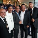 Ronaldo Instagram - A cada quatro anos, somos tocados pelo evento mais incrível do planeta. Há quase um século, a Copa do Mundo tem a extraordinária capacidade de forjar reis, deuses, magos e histórias que serão contadas e recontadas por várias gerações. Vai muito além do entretenimento: o futebol é um potente instrumento de paz e a Copa, com a “cultura do encontro”, proporciona reflexões valiosas sobre as relações e diferenças entre os povos. Acredito genuinamente que o Mundial pode plantar sementes de grandes transformações. Pessoalmente, é como me sinto: com novos saberes, ideias, percepções, ponderações e perspectivas germinando. Já vivi todas as emoções no campo e posso dizer que, fora dele, a bagagem que volta com a gente também é imensa - cabe a nós o cultivo e a colheita. Da edição mais compacta de todos os tempos, levo as lembranças de tantos momentos épicos nos estádios monumentais e tecnológicos - tecnologia, aliás, foi ponto alto da Copa no Catar. Levo as palavras de Morgan Freeman na cerimônia de abertura espetaculosa e surpreendente - “Todos são bem-vindos. Esse é um convite para todo o mundo.” E as surpresas positivas não param por aí. O primeiro país do Oriente Médio a sediar um Mundial nos deu uma verdadeira aula de mobilidade urbana, com um sistema de transporte inovador, sustentável e gratuito. Por falar em sustentabilidade, mais uma aula que a gente leva para o mundo dos negócios: o Estádio 974, composto por 974 containers, que foi palco da goleada do Brasil sobre a Coreia do Sul - ao fim da partida, teve início o processo de desmontagem das estruturas modulares que reduzem o custo da construção e da manutenção bem como possibilitam que o material seja reutilizado. Que as portas que se abriram para receber o torneio (com mais de um milhão de turistas) não se fechem agora. Deixo aqui o meu agradecimento aos anfitriões árabes por essa edição histórica.