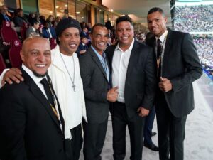 Ronaldo Instagram - A cada quatro anos, somos tocados pelo evento mais incrível do planeta. Há quase um século, a Copa do Mundo tem a extraordinária capacidade de forjar reis, deuses, magos e histórias que serão contadas e recontadas por várias gerações. 

Vai muito além do entretenimento: o futebol é um potente instrumento de paz e a Copa, com a “cultura do encontro”, proporciona reflexões valiosas sobre as relações e diferenças entre os povos. Acredito genuinamente que o Mundial pode plantar sementes de grandes transformações.

Pessoalmente, é como me sinto: com novos saberes, ideias, percepções, ponderações e perspectivas germinando. Já vivi todas as emoções no campo e posso dizer que, fora dele, a bagagem que volta com a gente também é imensa - cabe a nós o cultivo e a colheita.

Da edição mais compacta de todos os tempos, levo as lembranças de tantos momentos épicos nos estádios monumentais e tecnológicos - tecnologia, aliás, foi ponto alto da Copa no Catar. Levo as palavras de Morgan Freeman na cerimônia de abertura espetaculosa e surpreendente - “Todos são bem-vindos. Esse é um convite para todo o mundo.”

E as surpresas positivas não param por aí. O primeiro país do Oriente Médio a sediar um Mundial nos deu uma verdadeira aula de mobilidade urbana, com um sistema de transporte inovador, sustentável e gratuito. Por falar em sustentabilidade, mais uma aula que a gente leva para o mundo dos negócios: o Estádio 974, composto por 974 containers, que foi palco da goleada do Brasil sobre a Coreia do Sul - ao fim da partida, teve início o processo de desmontagem das estruturas modulares que reduzem o custo da construção e da manutenção bem como possibilitam que o material seja reutilizado.

Que as portas que se abriram para receber o torneio (com mais de um milhão de turistas) não se fechem agora. Deixo aqui o meu agradecimento aos anfitriões árabes por essa edição histórica.