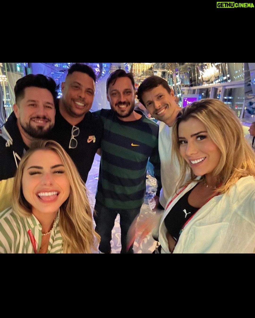 Ronaldo Instagram - Nossa @ronaldotv tem apenas um ano e já é parceira oficial de mídia da @fifaworldcup . Muito orgulhoso da história que estamos começando a escrever. A cobertura da #ronaldotv vai ser digital, moderna e multiplataforma. Vamos exibir os highlights dos jogos e os bastidores mais exclusivos. Nosso time tá pronto pra te surpreender.