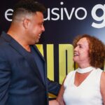 Ronaldo Instagram – Que noite! Quero agradecer a cada um pela presença, por embarcar comigo nesse túnel do tempo emocionante.

Há anos, recebo convites para fazer um filme sobre a minha vida. Nunca senti que era a hora. No ano que completamos 20 anos do Penta, a hora chegou. Duas décadas depois do momento mais emblemático da minha carreira.

Lembro como se fosse ontem do julgamento de médicos que nunca me examinaram, do medo de não voltar mais a jogar, a correr, a fazer o que eu mais gostava. E aí veio a taça, a minha redenção. 

Tudo isso tá no documentário, que traz o recorte da minha história de 98 a 2002 com conteúdos inéditos. Tudo muito verdadeiro. E eu nunca imaginei que hoje teria a minha produtora audiovisual, a #beyondfilms, lançando meu primeiro filme. Participar por trás das câmeras, na produção executiva, definitivamente, não estava no script!

O resultado me emocionou muito e segue emocionando. A cada vez que assisto, me toca de uma forma diferente. Espero que seja assim pra vocês também!

“Ronaldo, o Fenômeno” estreia hoje no Brasil, exclusivamente no @globoplay. Depois me contem o que acharam!

Um agradecimento especial a todos da DAZN, da Zoom Sports, do Globoplay e da @oddznetwork envolvidos nesse projeto; também à minha família e aos grandes amigos que concederam as entrevistas – vocês fizeram toda a diferença.