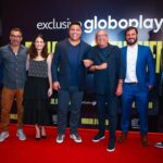 Ronaldo Instagram – Que noite! Quero agradecer a cada um pela presença, por embarcar comigo nesse túnel do tempo emocionante.

Há anos, recebo convites para fazer um filme sobre a minha vida. Nunca senti que era a hora. No ano que completamos 20 anos do Penta, a hora chegou. Duas décadas depois do momento mais emblemático da minha carreira.

Lembro como se fosse ontem do julgamento de médicos que nunca me examinaram, do medo de não voltar mais a jogar, a correr, a fazer o que eu mais gostava. E aí veio a taça, a minha redenção. 

Tudo isso tá no documentário, que traz o recorte da minha história de 98 a 2002 com conteúdos inéditos. Tudo muito verdadeiro. E eu nunca imaginei que hoje teria a minha produtora audiovisual, a #beyondfilms, lançando meu primeiro filme. Participar por trás das câmeras, na produção executiva, definitivamente, não estava no script!

O resultado me emocionou muito e segue emocionando. A cada vez que assisto, me toca de uma forma diferente. Espero que seja assim pra vocês também!

“Ronaldo, o Fenômeno” estreia hoje no Brasil, exclusivamente no @globoplay. Depois me contem o que acharam!

Um agradecimento especial a todos da DAZN, da Zoom Sports, do Globoplay e da @oddznetwork envolvidos nesse projeto; também à minha família e aos grandes amigos que concederam as entrevistas – vocês fizeram toda a diferença.