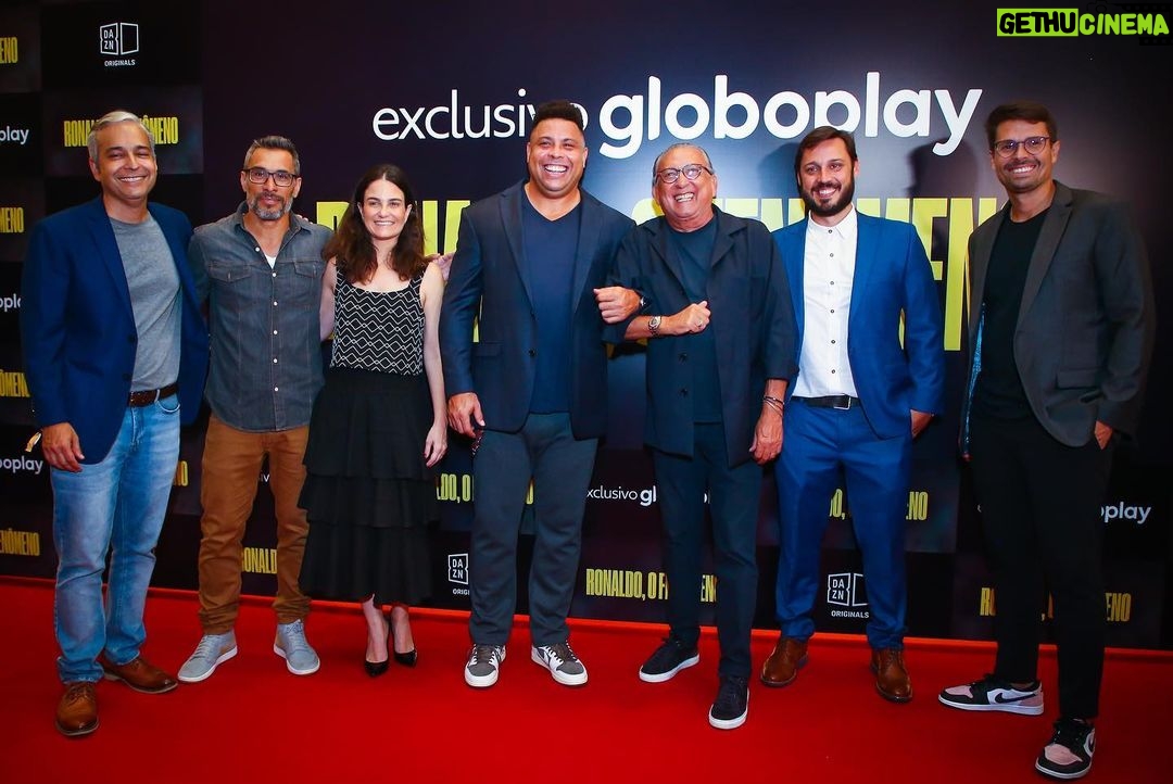 Ronaldo Instagram - Que noite! Quero agradecer a cada um pela presença, por embarcar comigo nesse túnel do tempo emocionante. Há anos, recebo convites para fazer um filme sobre a minha vida. Nunca senti que era a hora. No ano que completamos 20 anos do Penta, a hora chegou. Duas décadas depois do momento mais emblemático da minha carreira. Lembro como se fosse ontem do julgamento de médicos que nunca me examinaram, do medo de não voltar mais a jogar, a correr, a fazer o que eu mais gostava. E aí veio a taça, a minha redenção. Tudo isso tá no documentário, que traz o recorte da minha história de 98 a 2002 com conteúdos inéditos. Tudo muito verdadeiro. E eu nunca imaginei que hoje teria a minha produtora audiovisual, a #beyondfilms, lançando meu primeiro filme. Participar por trás das câmeras, na produção executiva, definitivamente, não estava no script! O resultado me emocionou muito e segue emocionando. A cada vez que assisto, me toca de uma forma diferente. Espero que seja assim pra vocês também! “Ronaldo, o Fenômeno” estreia hoje no Brasil, exclusivamente no @globoplay. Depois me contem o que acharam! Um agradecimento especial a todos da DAZN, da Zoom Sports, do Globoplay e da @oddznetwork envolvidos nesse projeto; também à minha família e aos grandes amigos que concederam as entrevistas - vocês fizeram toda a diferença.