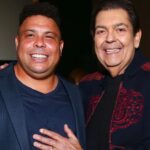Ronaldo Instagram – Que noite! Quero agradecer a cada um pela presença, por embarcar comigo nesse túnel do tempo emocionante.

Há anos, recebo convites para fazer um filme sobre a minha vida. Nunca senti que era a hora. No ano que completamos 20 anos do Penta, a hora chegou. Duas décadas depois do momento mais emblemático da minha carreira.

Lembro como se fosse ontem do julgamento de médicos que nunca me examinaram, do medo de não voltar mais a jogar, a correr, a fazer o que eu mais gostava. E aí veio a taça, a minha redenção. 

Tudo isso tá no documentário, que traz o recorte da minha história de 98 a 2002 com conteúdos inéditos. Tudo muito verdadeiro. E eu nunca imaginei que hoje teria a minha produtora audiovisual, a #beyondfilms, lançando meu primeiro filme. Participar por trás das câmeras, na produção executiva, definitivamente, não estava no script!

O resultado me emocionou muito e segue emocionando. A cada vez que assisto, me toca de uma forma diferente. Espero que seja assim pra vocês também!

“Ronaldo, o Fenômeno” estreia hoje no Brasil, exclusivamente no @globoplay. Depois me contem o que acharam!

Um agradecimento especial a todos da DAZN, da Zoom Sports, do Globoplay e da @oddznetwork envolvidos nesse projeto; também à minha família e aos grandes amigos que concederam as entrevistas – vocês fizeram toda a diferença.