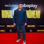 Ronaldo Instagram – Que noite! Quero agradecer a cada um pela presença, por embarcar comigo nesse túnel do tempo emocionante.

Há anos, recebo convites para fazer um filme sobre a minha vida. Nunca senti que era a hora. No ano que completamos 20 anos do Penta, a hora chegou. Duas décadas depois do momento mais emblemático da minha carreira.

Lembro como se fosse ontem do julgamento de médicos que nunca me examinaram, do medo de não voltar mais a jogar, a correr, a fazer o que eu mais gostava. E aí veio a taça, a minha redenção. 

Tudo isso tá no documentário, que traz o recorte da minha história de 98 a 2002 com conteúdos inéditos. Tudo muito verdadeiro. E eu nunca imaginei que hoje teria a minha produtora audiovisual, a #beyondfilms, lançando meu primeiro filme. Participar por trás das câmeras, na produção executiva, definitivamente, não estava no script!

O resultado me emocionou muito e segue emocionando. A cada vez que assisto, me toca de uma forma diferente. Espero que seja assim pra vocês também!

“Ronaldo, o Fenômeno” estreia hoje no Brasil, exclusivamente no @globoplay. Depois me contem o que acharam!

Um agradecimento especial a todos da DAZN, da Zoom Sports, do Globoplay e da @oddznetwork envolvidos nesse projeto; também à minha família e aos grandes amigos que concederam as entrevistas – vocês fizeram toda a diferença.