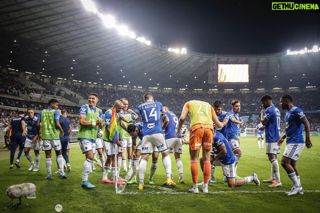 Ronaldo - 355K Likes - VOLTAMOS!!! Que noite inesquecível. Vocês merecem, Nação Azul! 💙🦊