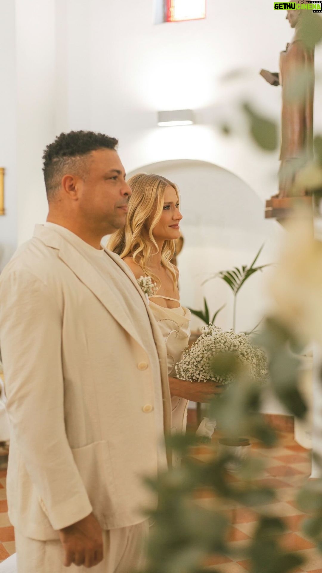 Ronaldo Instagram - O casamento religioso é mais do que uma união de corações, é uma celebração da fé, um compromisso com valores compartilhados e um lembrete constante de que o amor e a espiritualidade caminham juntos. É a bênção divina que fortalece os laços e orienta nossos passos, tornando essa jornada matrimonial significativa e sagrada. ❤️ #crwedding dress @jacquemus suit @giorgioarmani 📹 @obsidianibiza 📷 @rosa.scipion 🎶 @silva