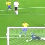 Ronaldo Instagram - 20 anos do penta. Passa um filme na minha cabeça. Imagino que a maior parte de vocês que me acompanha aqui também relembra esse momento histórico num telão de cinema da memória. São milhões de pontos de vista diferentes. Cada um conta essa história de uma forma. Em todas elas: superação, intensidade, recordes, talentos individuais, trabalho em equipe, vitória do coletivo. 30 de junho de 2002: para o Brasil, o tão sonhado título de pentacampeão; para a minha carreira, dois gols contra a Alemanha em uma final de Copa do Mundo; para a minha vida, renascimento. Obrigado e parabéns a todos os envolvidos - da minha recuperação à nossa consagração. Companheiros de seleção, equipe médica e técnica, torcedores das ruas e dos estádios. O Penta é nosso! ⭐️⭐️⭐️⭐️⭐️🇧🇷 #20anosdopenta