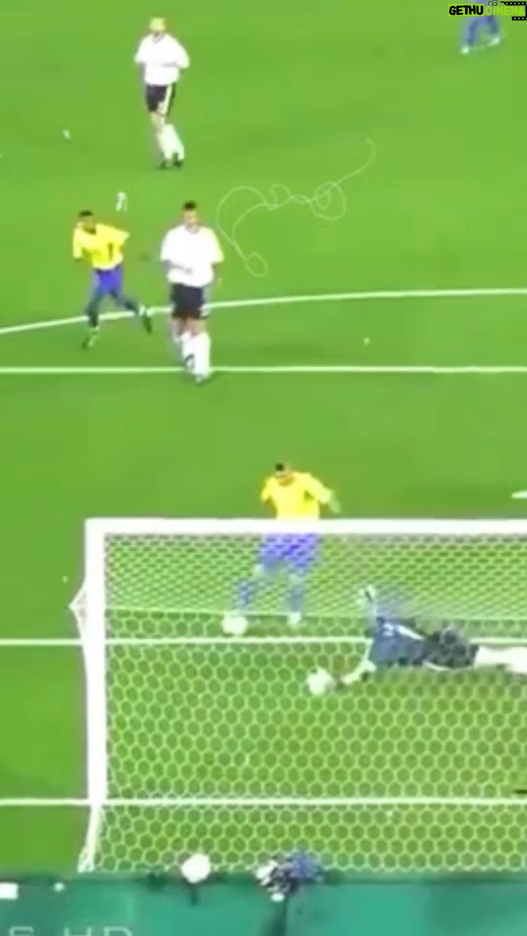 Ronaldo Instagram - 20 anos do penta. Passa um filme na minha cabeça. Imagino que a maior parte de vocês que me acompanha aqui também relembra esse momento histórico num telão de cinema da memória. São milhões de pontos de vista diferentes. Cada um conta essa história de uma forma. Em todas elas: superação, intensidade, recordes, talentos individuais, trabalho em equipe, vitória do coletivo. 30 de junho de 2002: para o Brasil, o tão sonhado título de pentacampeão; para a minha carreira, dois gols contra a Alemanha em uma final de Copa do Mundo; para a minha vida, renascimento. Obrigado e parabéns a todos os envolvidos - da minha recuperação à nossa consagração. Companheiros de seleção, equipe médica e técnica, torcedores das ruas e dos estádios. O Penta é nosso! ⭐️⭐️⭐️⭐️⭐️🇧🇷 #20anosdopenta