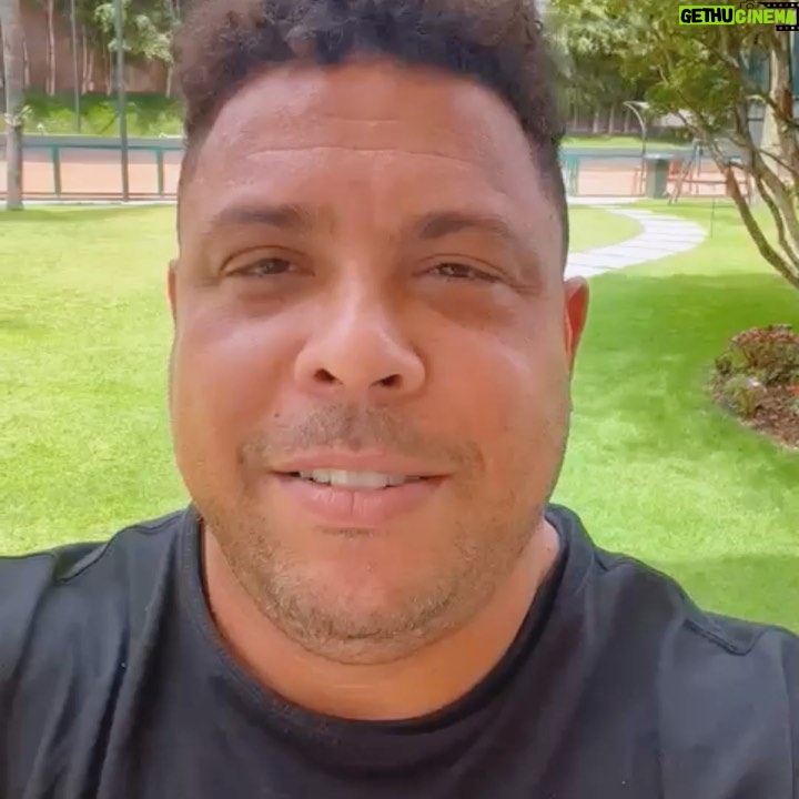 Ronaldo Instagram - Convocando todos os Cruzeirenses ao redor do mundo! 🌎 Chegou o novo plano @socio5estrelas Internacional! Com ele, você terá direito a várias experiências e descontos exclusivos para fecharmos juntos de qualquer lugar do Planeta! Já somos 40 mil Sócios 5 Estrelas! Bora rumo aos 50 mil? Contamos com vocês, Cabulosos, em todos os cantos! http://www.socio5estrelas.com.br/exterior Vamos, meu Cruzeiro! 💙🦊