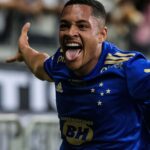 Ronaldo Instagram - Estou muito orgulhoso do nosso @cruzeiro que demonstra - a cada dia mais - uma equipe competitiva, que sabe se impor mesmo diante de um adversário complicado como foi o Atlético hoje, atual campeão brasileiro. Quero aproveitar e parabenizar nosso cria @vitor_roque9, de apenas 17 anos, que abriu o placar no clássico e está voando. Infelizmente a arbitragem interferiu mais uma vez diretamente no resultado. Seguimos contra tudo e contra todos querendo um campeonato melhor e mais justo.