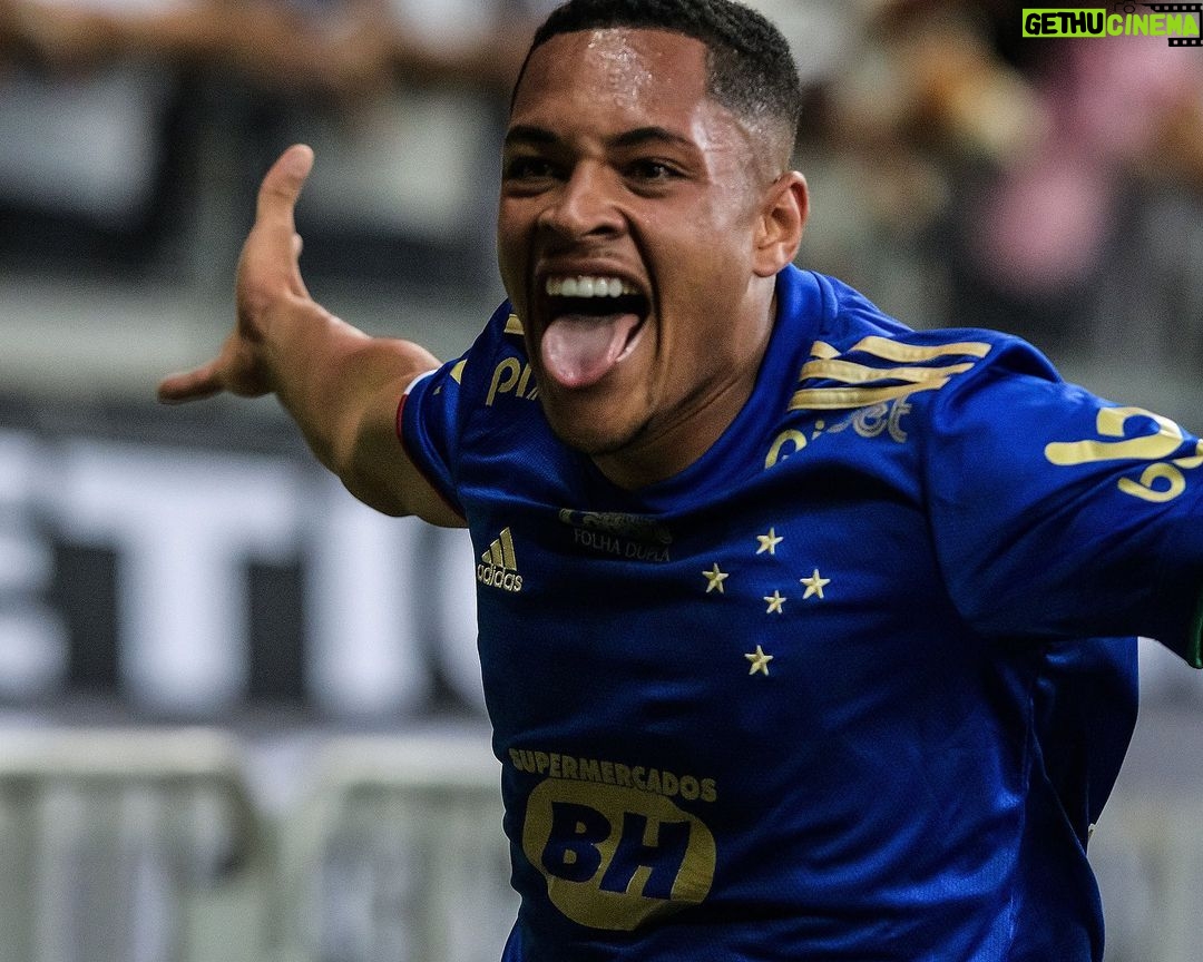 Ronaldo Instagram - Estou muito orgulhoso do nosso @cruzeiro que demonstra - a cada dia mais - uma equipe competitiva, que sabe se impor mesmo diante de um adversário complicado como foi o Atlético hoje, atual campeão brasileiro. Quero aproveitar e parabenizar nosso cria @vitor_roque9, de apenas 17 anos, que abriu o placar no clássico e está voando. Infelizmente a arbitragem interferiu mais uma vez diretamente no resultado. Seguimos contra tudo e contra todos querendo um campeonato melhor e mais justo.