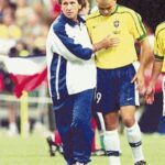 Ronaldo Instagram - Dia do meu maior ídolo no futebol; do cara que, sem dúvida alguma, eu escalaria para a seleção dos sonhos; da minha maior inspiração no esporte. @zico é o autor do único autógrafo que eu queria na infância - recebi aos 7 anos. Lembro de uma entrevista sua que assisti quando eu tinha uns 10 e me influenciou por muito tempo a treinar minha esquerda - dedico a ele os meus quase 200 gols com a canhota. 🤪 A admiração e o respeito, que são imensos, vão muito além do futebol. Que privilégio na vida poder chamar um ídolo de amigo. Obrigado e parabéns, @zico!