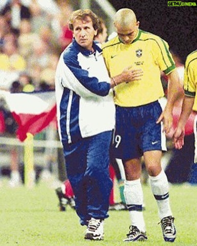 Ronaldo Instagram - Dia do meu maior ídolo no futebol; do cara que, sem dúvida alguma, eu escalaria para a seleção dos sonhos; da minha maior inspiração no esporte. @zico é o autor do único autógrafo que eu queria na infância - recebi aos 7 anos. Lembro de uma entrevista sua que assisti quando eu tinha uns 10 e me influenciou por muito tempo a treinar minha esquerda - dedico a ele os meus quase 200 gols com a canhota. 🤪 A admiração e o respeito, que são imensos, vão muito além do futebol. Que privilégio na vida poder chamar um ídolo de amigo. Obrigado e parabéns, @zico!