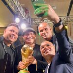 Ronaldo Instagram - Que alegria encontrar esses amigos e colocar a resenha em dia. Obrigado @cbf_futebol por reunir essa verdadeira família nos 20 anos do Penta! #20anosdopenta