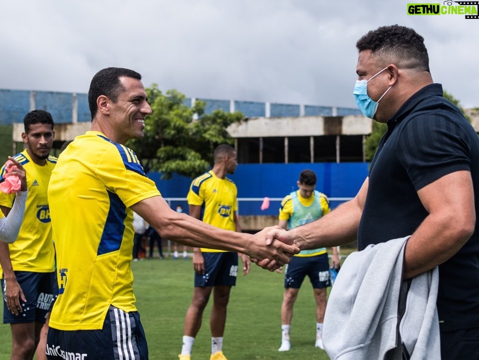Ronaldo Instagram - Dia de sentir a energia da Toca da Raposa II, conhecer os jogadores e a comissão técnica. Muito diálogo, olho no olho e a minha gratidão a cada um de vocês que confia em mim. A casa é nossa! Nada será fácil, temos muito trabalho pela frente e uma certeza: eu to #fechadocomocruzeiro. E você? 🦊💙 - Ph: Gustavo Aleixo/Cruzeiro Toca Da Raposa II