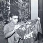 Ronaldo Instagram - Em 25 de maio de 1993, entrei em campo pela primeira vez como profissional. Lembro como se fosse ontem da minha emoção ao receber a camisa do Cruzeiro. Eu só tinha 16 anos. O pouco tempo que fiquei no time se justifica por uma razão: quase 30 anos depois, digo sem nenhuma dúvida que o Cruzeiro me deu a maior oportunidade da minha vida. Foi com a camisa azul celeste que tive a certeza que os meus sonhos de garoto eram possíveis. Em 8 de agosto de 1994, a despedida do clube que abriu pra mim as portas do mundo; que me proporcionou sentir as primeiras grandes emoções no futebol; que me fez artilheiro, campeão, jogador da seleção; e que me preparou para tudo o que viria adiante. Há dois anos, vi esse time centenário pelo qual tenho extrema gratidão ser rebaixado pela primeira vez; vi a tristeza tomar conta de uma das maiores torcidas do país. Doeu em mim. E sinto ainda mais por saber que é sintoma do estado em que se encontra o futebol brasileiro, parado no tempo. O que seria daquele moleque de 16 anos sem a oportunidade de conquistar o mundo com a bola nos pés? Não tenho todas as respostas para as perguntas que me faço e, possivelmente, não terei para todas as perguntas que vocês me farão. O que eu sei é que aquele garoto que aprendeu no Cruzeiro que os seus sonhos eram possíveis me faz hoje acreditar que é possível tirar o clube de refém dessa crise. Chegou a hora de voltar. É a minha vez de tentar abrir portas para o time. Não como herói. Não com super poderes para, sozinho, mudar a realidade. Mas com imensa responsabilidade. Com gestão inteligente e sustentável para um crescimento de médio e longo prazo. Com a lealdade de 9 milhões de apaixonados. Começamos agora um novo capítulo na história do clube. Volto porque acredito na volta do Cruzeiro! 💙 Volto pra ser parte da mudança do futebol brasileiro. - Foto: Paulo Filgueiras/Estado de Minas/DAPress