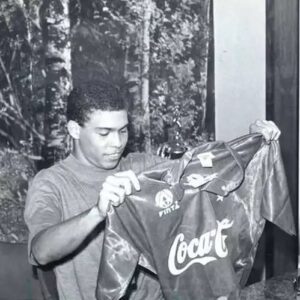 Ronaldo Instagram - Em 25 de maio de 1993, entrei em campo pela primeira vez como profissional. Lembro como se fosse ontem da minha emoção ao receber a camisa do Cruzeiro. Eu só tinha 16 anos. O pouco tempo que fiquei no time se justifica por uma razão: quase 30 anos depois, digo sem nenhuma dúvida que o Cruzeiro me deu a maior oportunidade da minha vida. Foi com a camisa azul celeste que tive a certeza que os meus sonhos de garoto eram possíveis. Em 8 de agosto de 1994, a despedida do clube que abriu pra mim as portas do mundo; que me proporcionou sentir as primeiras grandes emoções no futebol; que me fez artilheiro, campeão, jogador da seleção; e que me preparou para tudo o que viria adiante. Há dois anos, vi esse time centenário pelo qual tenho extrema gratidão ser rebaixado pela primeira vez; vi a tristeza tomar conta de uma das maiores torcidas do país. Doeu em mim. E sinto ainda mais por saber que é sintoma do estado em que se encontra o futebol brasileiro, parado no tempo. O que seria daquele moleque de 16 anos sem a oportunidade de conquistar o mundo com a bola nos pés? Não tenho todas as respostas para as perguntas que me faço e, possivelmente, não terei para todas as perguntas que vocês me farão. O que eu sei é que aquele garoto que aprendeu no Cruzeiro que os seus sonhos eram possíveis me faz hoje acreditar que é possível tirar o clube de refém dessa crise. Chegou a hora de voltar. É a minha vez de tentar abrir portas para o time. Não como herói. Não com super poderes para, sozinho, mudar a realidade. Mas com imensa responsabilidade. Com gestão inteligente e sustentável para um crescimento de médio e longo prazo. Com a lealdade de 9 milhões de apaixonados. Começamos agora um novo capítulo na história do clube. Volto porque acredito na volta do Cruzeiro! 💙 Volto pra ser parte da mudança do futebol brasileiro. - Foto: Paulo Filgueiras/Estado de Minas/DAPress