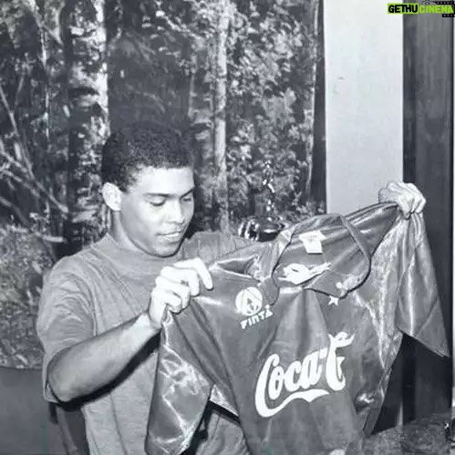 Ronaldo Instagram - Em 25 de maio de 1993, entrei em campo pela primeira vez como profissional. Lembro como se fosse ontem da minha emoção ao receber a camisa do Cruzeiro. Eu só tinha 16 anos. O pouco tempo que fiquei no time se justifica por uma razão: quase 30 anos depois, digo sem nenhuma dúvida que o Cruzeiro me deu a maior oportunidade da minha vida. Foi com a camisa azul celeste que tive a certeza que os meus sonhos de garoto eram possíveis. Em 8 de agosto de 1994, a despedida do clube que abriu pra mim as portas do mundo; que me proporcionou sentir as primeiras grandes emoções no futebol; que me fez artilheiro, campeão, jogador da seleção; e que me preparou para tudo o que viria adiante. Há dois anos, vi esse time centenário pelo qual tenho extrema gratidão ser rebaixado pela primeira vez; vi a tristeza tomar conta de uma das maiores torcidas do país. Doeu em mim. E sinto ainda mais por saber que é sintoma do estado em que se encontra o futebol brasileiro, parado no tempo. O que seria daquele moleque de 16 anos sem a oportunidade de conquistar o mundo com a bola nos pés? Não tenho todas as respostas para as perguntas que me faço e, possivelmente, não terei para todas as perguntas que vocês me farão. O que eu sei é que aquele garoto que aprendeu no Cruzeiro que os seus sonhos eram possíveis me faz hoje acreditar que é possível tirar o clube de refém dessa crise. Chegou a hora de voltar. É a minha vez de tentar abrir portas para o time. Não como herói. Não com super poderes para, sozinho, mudar a realidade. Mas com imensa responsabilidade. Com gestão inteligente e sustentável para um crescimento de médio e longo prazo. Com a lealdade de 9 milhões de apaixonados. Começamos agora um novo capítulo na história do clube. Volto porque acredito na volta do Cruzeiro! 💙 Volto pra ser parte da mudança do futebol brasileiro. - Foto: Paulo Filgueiras/Estado de Minas/DAPress