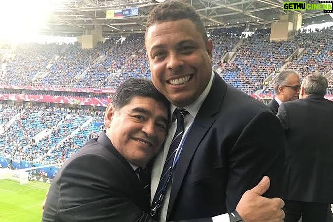 Ronaldo - 522.5K Likes - ¡Feliz cumple! Te extraño maestro, leyenda del fútbol! #maradona