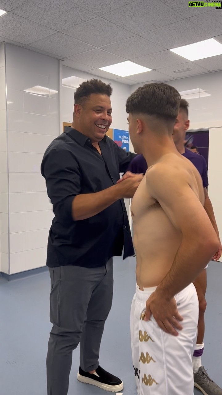 Ronaldo - 482.8K Likes - ¡Así se empieza una temporada! 😌
@ronaldo ha querido felicitar a los jugadores en el vestuario tras la victoria de hoy.
La primera de muchas, ¡Vamos, Pucela! 👊