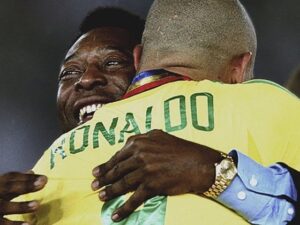 Ronaldo Instagram - Hoje é dia do Rei! ⚽️ Quando eu era só um garoto sonhando em ser jogador, ele já era lenda do futebol mundial. Que referência! Anos depois, o abraço do ídolo no penta. Que realização! 

Parabéns, @pele! Vida longa ao Rei.