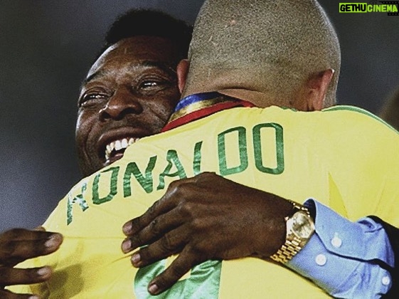 Ronaldo - 461.8K Likes - Hoje é dia do Rei! ⚽️ Quando eu era só um garoto sonhando em ser jogador, ele já era lenda do futebol mundial. Que referência! Anos depois, o abraço do ídolo no penta. Que realização!
Parabéns, @pele! Vida longa ao Rei.