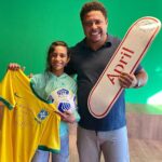 Ronaldo Instagram - Um prazer conhecer esse fenômeno de talento e simpatia! Parabéns por todas as suas conquistas e muito obrigado pelo presente. Ainda bem que veio sem rodinha! 😅 @rayssalealsk8