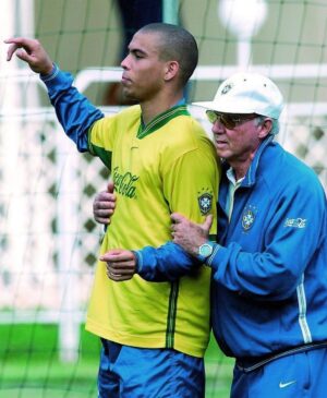 Ronaldo Instagram - Ontem foi Dia dos Pais e hoje é aniversário do @zagallooficial que, muito mais que técnico - o melhor que tive -, foi um pai pra mim na Seleção Brasileira. 90 anos do mestre que ensinou a todos nós o verdadeiro significado da Amarelinha - e me ensinou muito mais para além das quatro linhas. Sua paixão pelo futebol foi transformadora e nos levou ao topo. O único tetracampeão do mundo no esporte. Nem jogador nem treinador nem coordenador definem a sua trajetória: Zagallo foi uma era. E segue como referência, inspiração, professor na escola do futebol e da vida.

Velho Lobo, obrigado por tanto. Feliz aniversário! Te amo.

#zagallo90