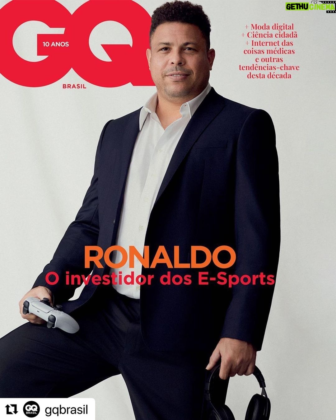 Ronaldo Instagram - Foi um prazer receber o time da @gqbrasil aqui na Espanha para essa entrevista que aborda meus planos pro futuro - sobretudo, com minha nova holding, a Oddz Network, que nasceu dentro da @octagonbrasil. Obrigado a todos os envolvidos! 👊 #Repost @gqbrasil with @make_repost ・・・ O craque @Ronaldo estampa uma das capas da #GQMaio, que traz uma reportagem especial com nomes que constroem o futuro em dez tendências da década. O herói do Brasil no penta representa o fenômeno dos E-Sports e games, áreas nas quais ele está investindo pesado, como uma nova holding. As fotos para a #GQBrasil foram feitas na Espanha, onde ele passa horas seguidas jogando Call of Duty: Warzone - mesmo durante reuniões de trabalho. Ele manda bem nos games? "Sou esforçado, não sou um fenômeno, mas também estou longe de ser um noob (novato)”. Na entrevista exclusiva, ele fala sobre as paixões pelos esportes digitais, os investimentos na área, os filhos e o sonho de comandar a CBF. . Confira na GQ Brasil, já disponível pelo aplicativo @globomais, na nossa loja aqui no #Instagram (apenas para a cidade de São Paulo com entrega em até 48h) e a partir desta quarta-feira (12) nas bancas. . Foto: @cecilia__duarte l Stylist: @gabrielfernandesbh e @dejumoraes l Assistente de moda: @perle.rebecca l Grooming: @mariabarreraandrade l Assistente de fotografia: @danigallar71 l Produtor executivo: @enzoamendola l Texto: @fernando.beaga l Tratamento de imagem: @bragatel l Direção de arte: @maridepaulamenezes l Apoio de produção: @thinkersmgmt l Ronaldo veste @emporioarmani . PR: @rioscom