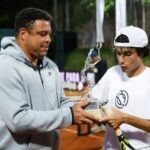 Ronaldo Instagram - Após 9 dias de torneio e 5 dias de transmissão ao vivo, o Galácticos Open em prol da @fundacaofenomenos acabou. Reforçamos o cunho social do evento e a importância da generosidade de todos que tem doado, e buscamos compartilhar esses recursos com outras organizações, para fortalecer ainda mais essa corrente de impacto social positivo. ⠀⠀⠀⠀⠀⠀⠀⠀⠀ Por isso, os campeões das chaves 2 e 3, @_brunorosa e @ninextt, receberam o prêmio de 25 mil reais para serem doados à organizações sociais de sua escolha.  ⠀⠀⠀⠀⠀⠀⠀⠀⠀ E também premiamos os alunos do @projetoboladentro, instituição parceira da @givaldobarbosatennis responsável pela organização do torneio ao lado da @octagonbrasil. ⠀⠀⠀⠀⠀⠀⠀⠀⠀ Nós da Fundação Fenômenos agradecemos a todos os galácticos, os voluntários, todos os apoiadores, e aos patrocinadores @netshoes @santanderprivatebanking e @neoquimica. E principalmente a todas as pessoas que doaram em suas casas. Vocês estão nos ajudando a transformar o Brasil num país mais inclusivo e potente. ⠀⠀⠀⠀⠀⠀⠀⠀⠀ Continuem doando através do link na nossa bio! #saqueprofuturo