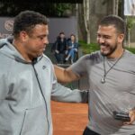 Ronaldo Instagram - Após 9 dias de torneio e 5 dias de transmissão ao vivo, o Galácticos Open em prol da @fundacaofenomenos acabou. Reforçamos o cunho social do evento e a importância da generosidade de todos que tem doado, e buscamos compartilhar esses recursos com outras organizações, para fortalecer ainda mais essa corrente de impacto social positivo. ⠀⠀⠀⠀⠀⠀⠀⠀⠀ Por isso, os campeões das chaves 2 e 3, @_brunorosa e @ninextt, receberam o prêmio de 25 mil reais para serem doados à organizações sociais de sua escolha.  ⠀⠀⠀⠀⠀⠀⠀⠀⠀ E também premiamos os alunos do @projetoboladentro, instituição parceira da @givaldobarbosatennis responsável pela organização do torneio ao lado da @octagonbrasil. ⠀⠀⠀⠀⠀⠀⠀⠀⠀ Nós da Fundação Fenômenos agradecemos a todos os galácticos, os voluntários, todos os apoiadores, e aos patrocinadores @netshoes @santanderprivatebanking e @neoquimica. E principalmente a todas as pessoas que doaram em suas casas. Vocês estão nos ajudando a transformar o Brasil num país mais inclusivo e potente. ⠀⠀⠀⠀⠀⠀⠀⠀⠀ Continuem doando através do link na nossa bio! #saqueprofuturo