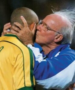 Ronaldo Instagram - Ontem foi Dia dos Pais e hoje é aniversário do @zagallooficial que, muito mais que técnico - o melhor que tive -, foi um pai pra mim na Seleção Brasileira. 90 anos do mestre que ensinou a todos nós o verdadeiro significado da Amarelinha - e me ensinou muito mais para além das quatro linhas. Sua paixão pelo futebol foi transformadora e nos levou ao topo. O único tetracampeão do mundo no esporte. Nem jogador nem treinador nem coordenador definem a sua trajetória: Zagallo foi uma era. E segue como referência, inspiração, professor na escola do futebol e da vida. Velho Lobo, obrigado por tanto. Feliz aniversário! Te amo. #zagallo90