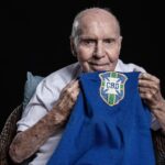 Ronaldo Instagram - Zagallo tem um significado enorme na minha vida e carreira, mas sua grandeza transcende as relações interpessoais. O que ele representa para o mundo, para o esporte e para o país é de uma dimensão tão fora do comum que, hoje, com a sua partida, muitos falarão em fim de uma era. Direi diferente: sua era é eterna. Zagallo Eterno tem 13 letras. O Velho Lobo é o último dos campeões do mundo de 1958 a nos deixar; o último de uma geração que colocou o Brasil no mapa do futebol; o único tetracampeão mundial. Sorte a nossa que teve de engolir essa lenda e aprender com sua paixão pela Seleção Brasileira o verdadeiro sentido da amarelinha. Sorte a minha que tive a sua direção em campo - sem dúvida alguma, meu melhor técnico - e a sua mentoria para além das quatro linhas - Mario Jorge também foi um pai pra mim. Sua trajetória é extraordinária. Seu legado é inigualável. São 92 anos de história e o que fica comigo é a lembrança da sua emoção em vida - intensa, expressiva, apaixonada -, em todos os momentos compartilhados. Obrigado, mestre. Te amo. Descanse em paz.