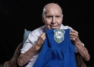 Ronaldo Instagram - Zagallo tem um significado enorme na minha vida e carreira, mas sua grandeza transcende as relações interpessoais. O que ele representa para o mundo, para o esporte e para o país é de uma dimensão tão fora do comum que, hoje, com a sua partida, muitos falarão em fim de uma era. Direi diferente: sua era é eterna. Zagallo Eterno tem 13 letras.

O Velho Lobo é o último dos campeões do mundo de 1958 a nos deixar; o último de uma geração que colocou o Brasil no mapa do futebol; o único tetracampeão mundial. Sorte a nossa que teve de engolir essa lenda e aprender com sua paixão pela Seleção Brasileira o verdadeiro sentido da amarelinha. Sorte a minha que tive a sua direção em campo - sem dúvida alguma, meu melhor técnico - e a sua mentoria para além das quatro linhas - Mario Jorge também foi um pai pra mim.

Sua trajetória é extraordinária. Seu legado é inigualável. São 92 anos de história e o que fica comigo é a lembrança da sua emoção em vida - intensa, expressiva, apaixonada -, em todos os momentos compartilhados.

Obrigado, mestre. Te amo. Descanse em paz.